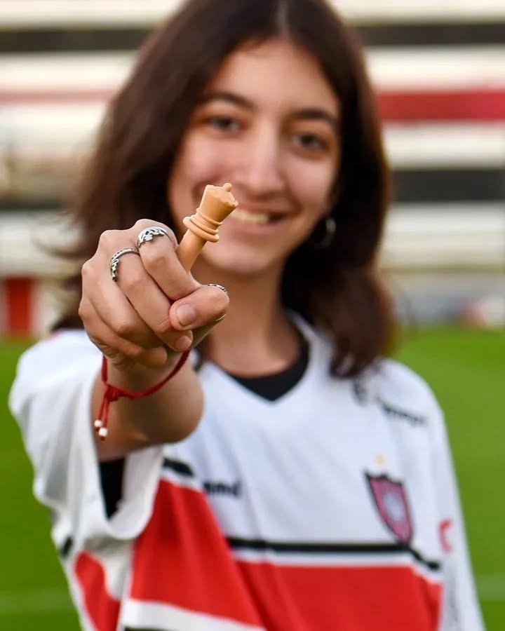 Ernestina Adam, campeona argentina de ajedrez a los 15 años. Es hincha y socia de Chacarita.
Foto @ernestina_victoria_adam