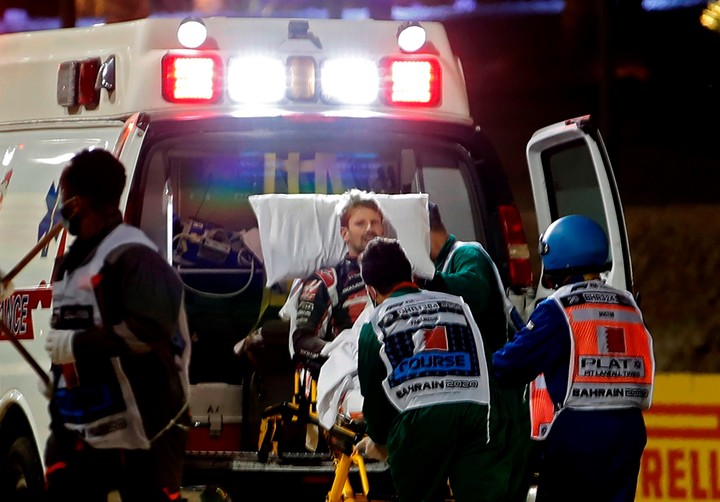 Romain Grosjean siendo atendido luego del choque y posterior incendio de su vehículo. (Photo by HAMAD I MOHAMMED/POOL/AFP)