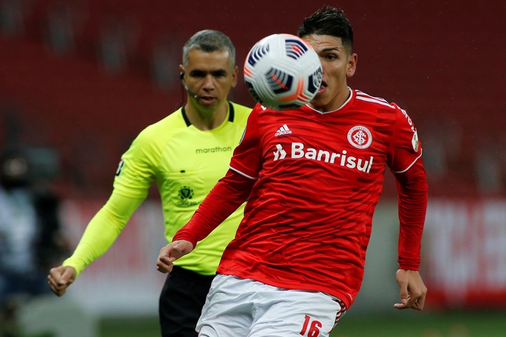 Carlos Palacios jugó 13 meses en Inter de Porto Alegre. Foto: Silvio Avila / EFE / EPA.