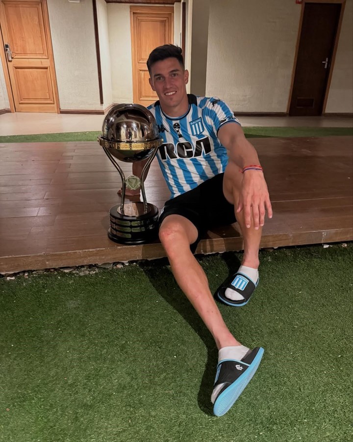 Agustín García Basso con el trofeo de la Copa Sudamericana que ganó con Racing.