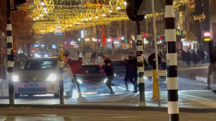 Corridas en Amsterdam por las peleas entre hinchas del Maccabi y manifestantes propalesitnos. Foto: Reuters