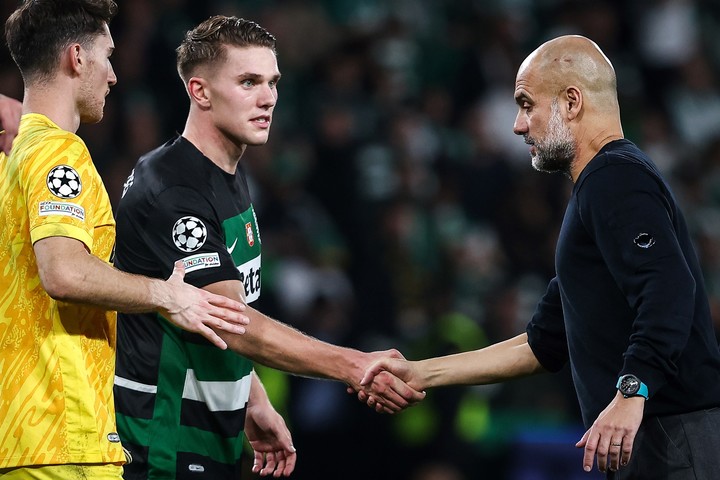 Pep Guardiola felicitó a Gyökeres tras el triunfo de Sporting sobre el City. Foto: EFE / EPA / RODRIGO ANTUNES.