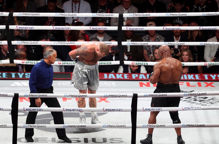 Mike Tyson solo pudo conectar 18 golpes en su pelea ante Jake Paul. Foto: Julio Cortez / AP.