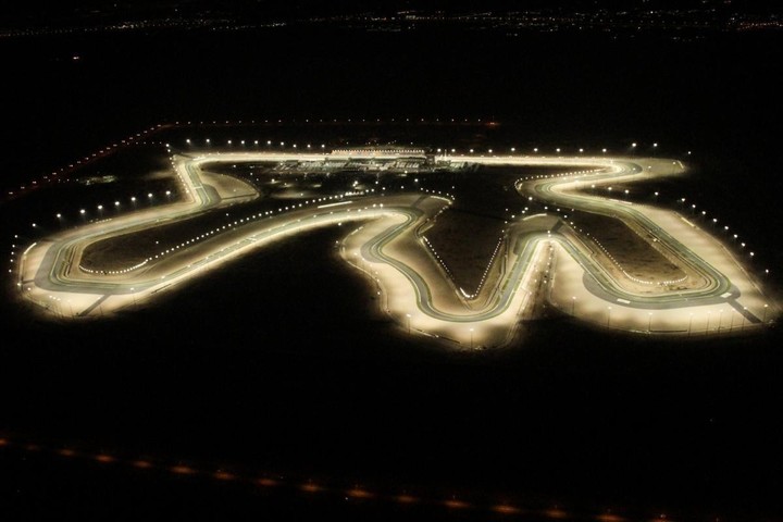 El Circuito Internacional de Qatar, bajo las luces del desierto.