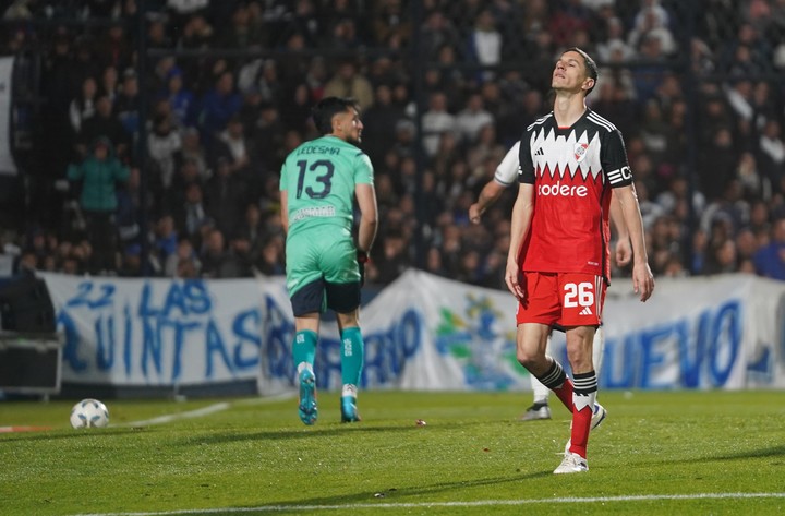 Nacho Fernández en la cancha del Lobo. (Marcelo Carroll)