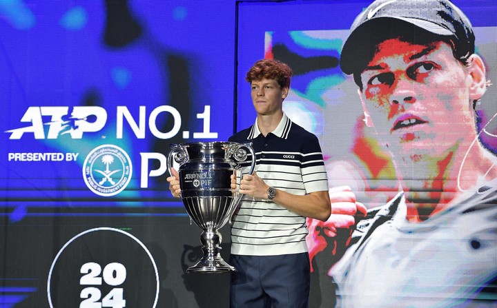 Sinner recibió el lunes el trofeo del N° 1. Foto EFE/EPA/ALESSANDRO DI MARCO