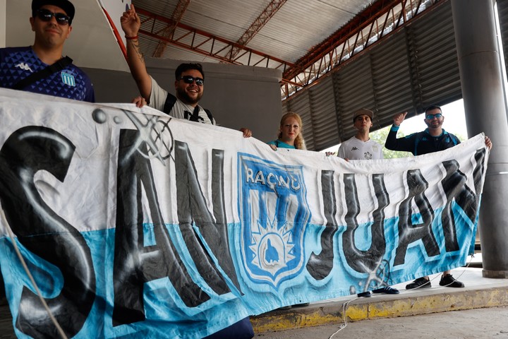 Miles de hinchas cruzaron la frontera este sábado por la mañana. EFE/ Juan Pablo Pino