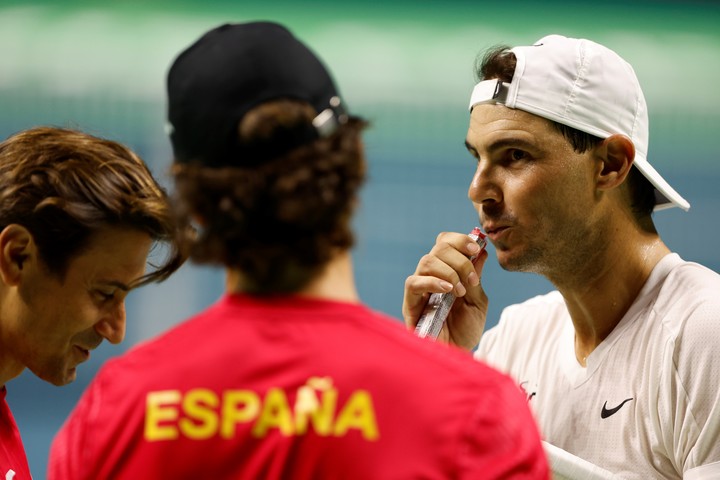 Nadal con Moyá (de espaldas) y Ferrer, en la previa del debut de España. Foto EFE/Jorge Zapata