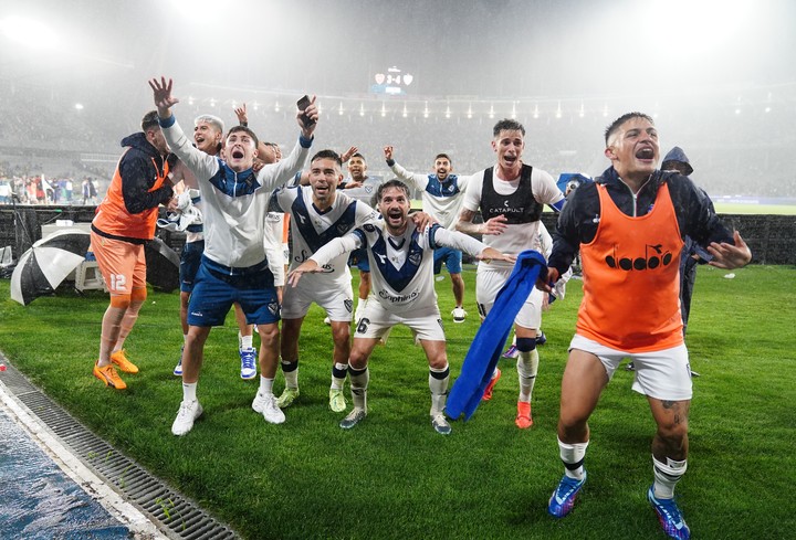 Vélez festejó bajó la lluvia en Córdoba. Foto: Marcelo Carroll/Clarín