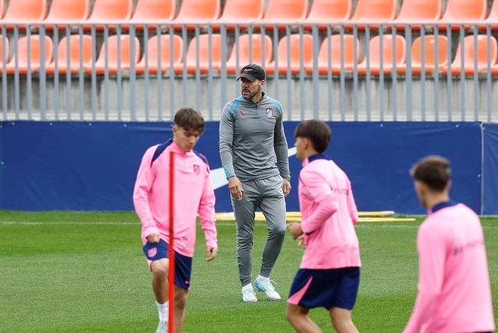 Diego Simeone respaldó a Rodrigo De Paul, quien fue silbado por algunos simpatizantes de Atlético de Madrid. Foto: Rodrigo Jiménez / EFE