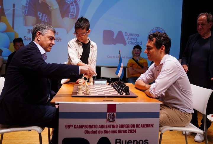 Fernando Peralta, el campeón defensor, jugó unas movidas contra Jorge Macri, bajo la mirada de Faustino Oro 
Foto Marcelo Carroll