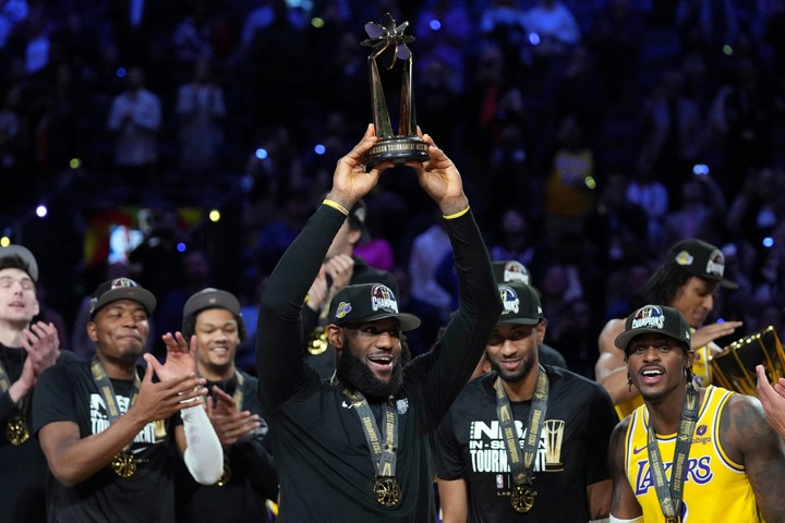 LeBron James junto a sus compañeros luego de recibir el trofeo al MVP del torneo. Foto: Kyle Terada / USA TODAY Sports