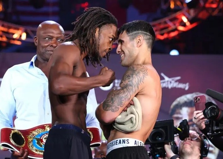 Keyshawn Davis y Gustavo Lemos, cara a cara después del fallido pesaje del jueves. Foto: Mikey Williams / Top Rank.