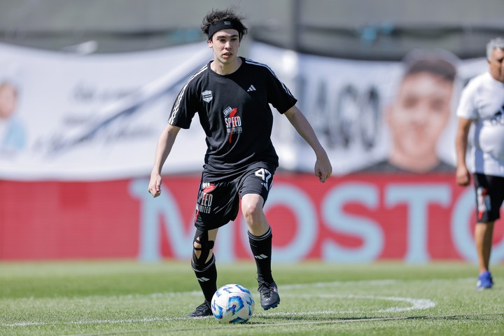 El streamer argentino, Iván Buhajeruk, mas conocido como Spreen, debuta en el Deportivo Riestra en un partido frente al Vélez Sarfield por Liga Argentina, este lunes en Buenos Aires. EFE/Juan Ignacio Roncoroni