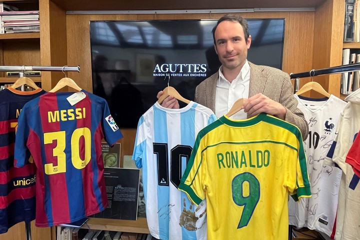 Aguttes subastará las camisetas de Maradona y Ronaldo. Foto de EFE