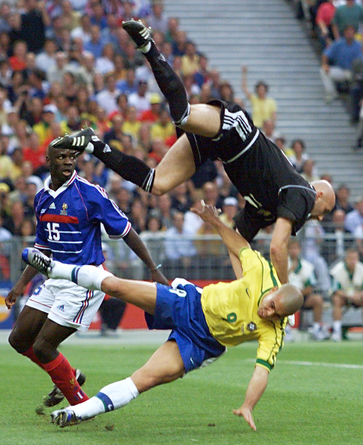 El duelo entre Fabian Barthez y Ronaldo quedó para el arquero de Francia, que fue campeón. Foto: AFP / Patrick Hertzog.