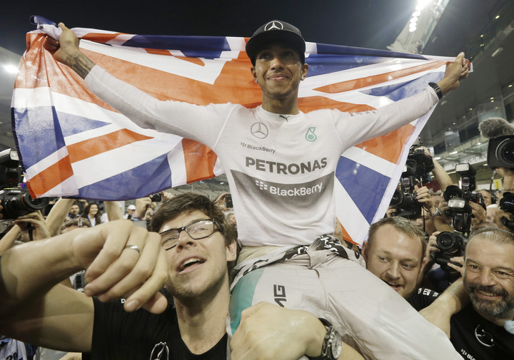 Hamilton y el festejo de su primer campeonato con Mercedes en 2014. Foto AP/Hassan Ammar