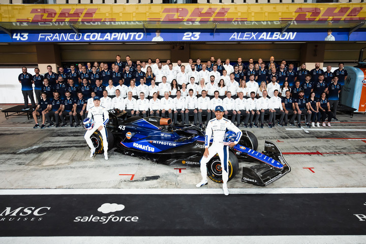 Franco Colapinto y la foto de fin de año de la escudería Williams. (@WilliamsRacing)