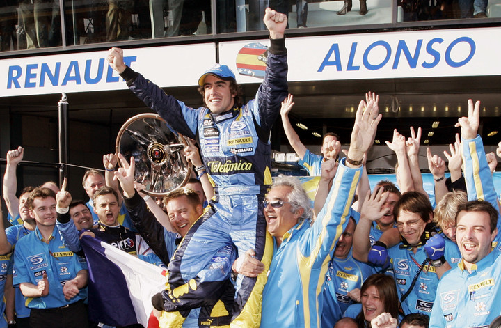 Fernando Alonso es llevado en andas por Briatore. Foto: AP - Rob Griffith