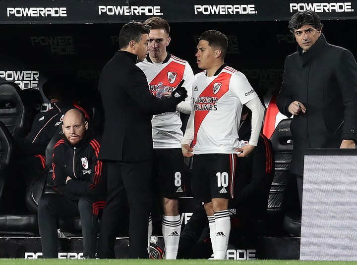 Marcelo Gallardo y Juan Fernando Quintero durante un partido de 2022 en River. Foto: ALEJANDRO PAGNI / AFP
