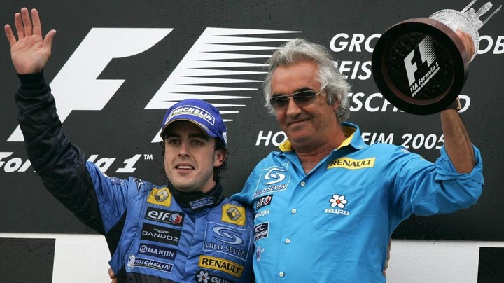 Fernando Alonso y Flavio Briatore, festejando juntos.