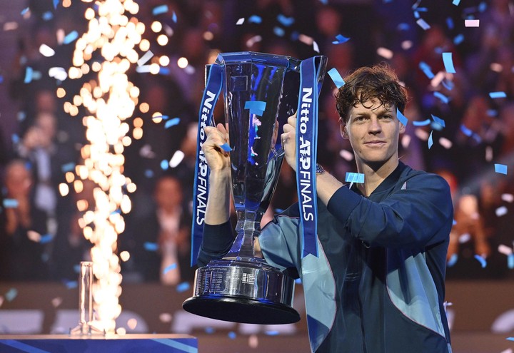 Jannik Sinner levanta el trofeo tras consagrarse en los ATP Finals de Turín. EFE/EPA/Alessandro Di Marco