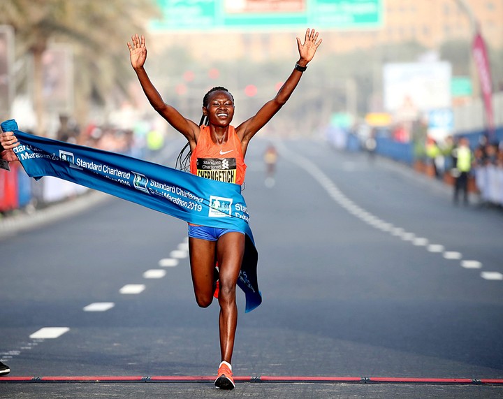 Ruth Chepngetich, cuando ganó el maratón de Dubai, en 2019. (Photo by Giancarlo Colombo / Dubai Marathon / AFP).