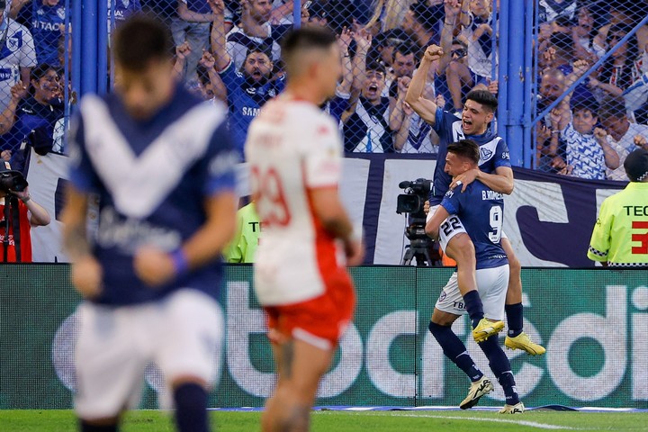 Claudio Aquino y Braian Romero celebran el primer gol de Vélez. Foto: EFE/ Juan Ignacio Roncoroni