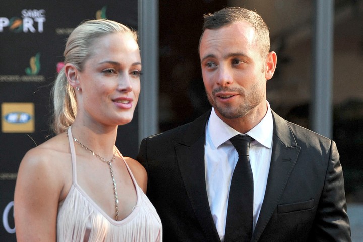 Oscar Pistorius junto a su exesposa Reeva Steenkamp. (LUCKY NXUMALO / AFP)