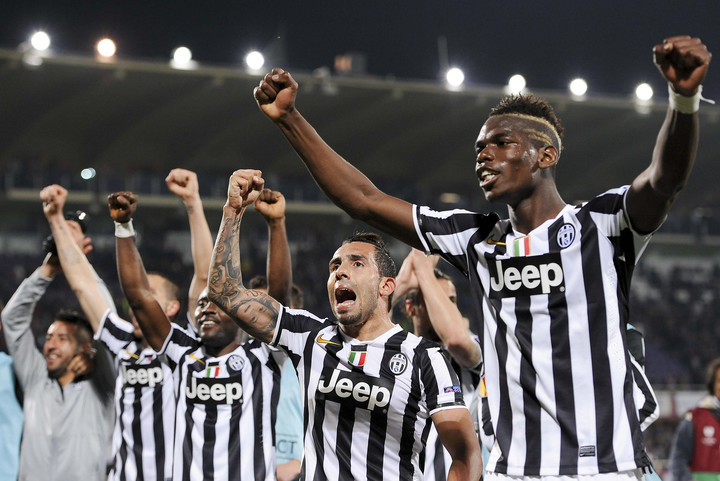 Paul Pogba junto a Carlos Tevez en la Juventus. (AP Photo/Daniele Badolato, LaPresse)