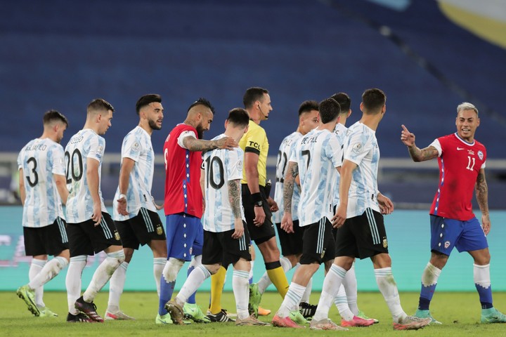 Arturo Vidal y su admiración por Messi. Foto: EFE / Andre Coelho.