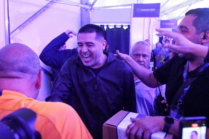 Román Riquelme al momento de su votación en las elecciones de Boca en 2023. (EFE/ STR)