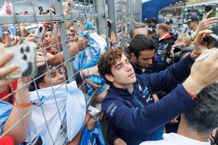 Franco Colapinto junto a los fanático argentinos que lo acompañaron en Interlagos. (EFE/ Isaac Fontana)