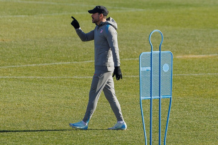 Como entrenador del Atlético, Diego Simeone no logró siquiera una victoria en sus 17 visitas al Barcelona. Foto: Sergio Pérez / EFE