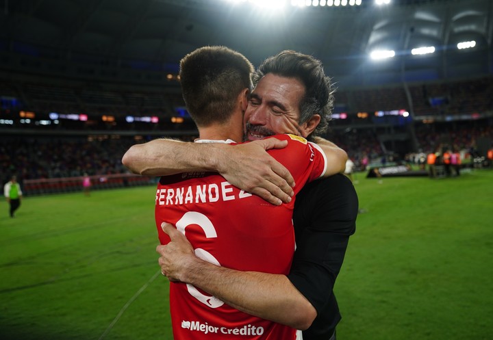 El abrazo con Federico Fernández, quien ya no estará en 2025 porque deja el fútbol. Foto: Marcelo Carroll