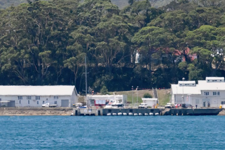 Jervis Bay (Australia), 27/12/2024.- El mástil del Flying Fish Arctos se ve desde detrás de un muro en el Royal Australian Yachts club de Jervis Bay, tras la muerte de un regatista a bordo, en Nueva Gales del Sur, Australia, el 27 de diciembre de 2024.(EFE/EPA/BIANCA DE MARCHI AUSTRALIA Y NUEVA ZELANDA)