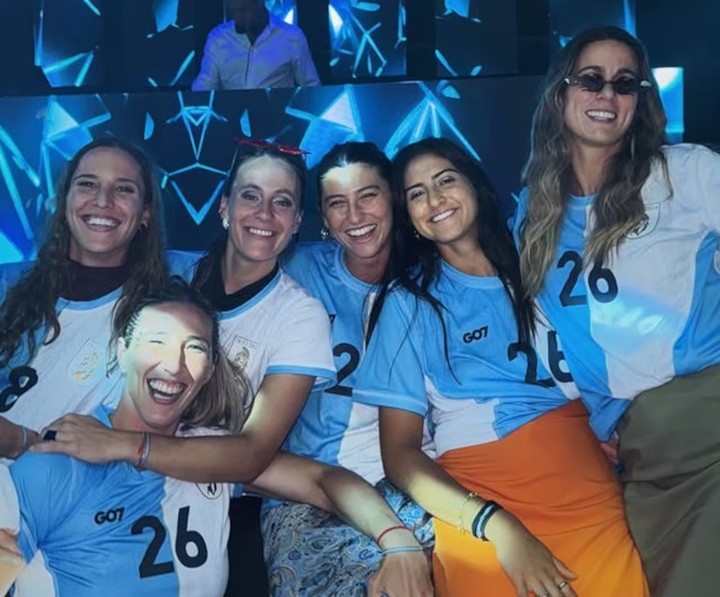 Varias integrantes de Las Leonas con la camiseta especial que se usó en la boda de Pilar Campoy con Pablo Simonet.