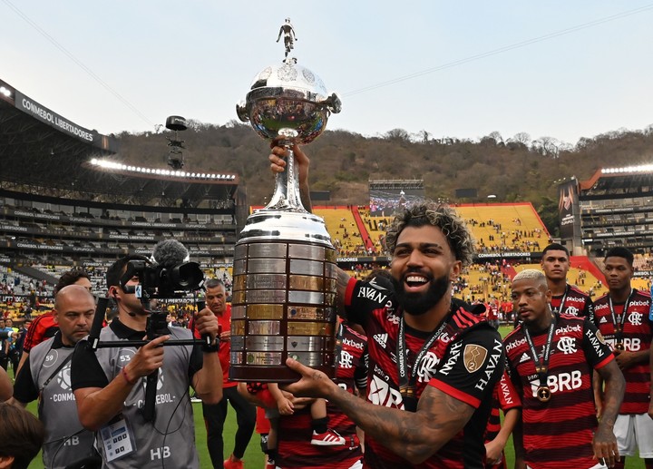 Gabriel Barbosa con el trofe o de la Copa Libertadores. (Photo by Luis Acosta / AFP)