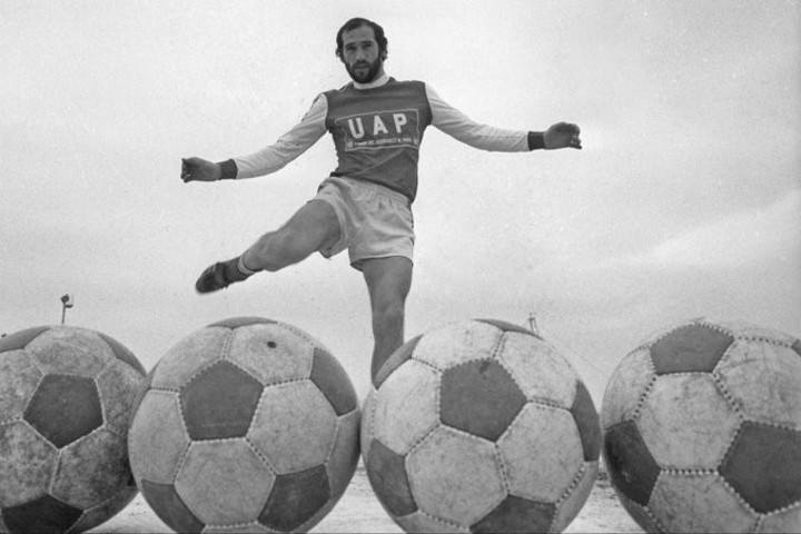 Créase o no, ese es Carlos Bianchi: con cabello y barba, en el Stade de Reims. También jugó en PSG y Racing de Estrasburgo.