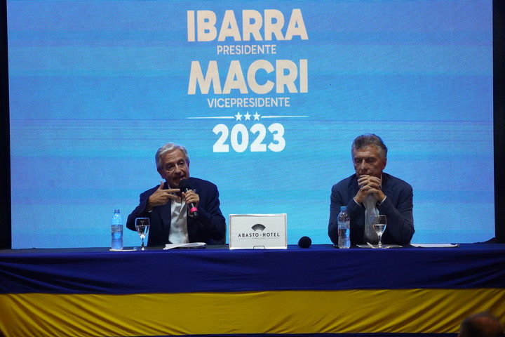 Andrés Ibarra junto a Mauricio Macri en su campaña para la presidencia de Boca. (Martín Bonetto)