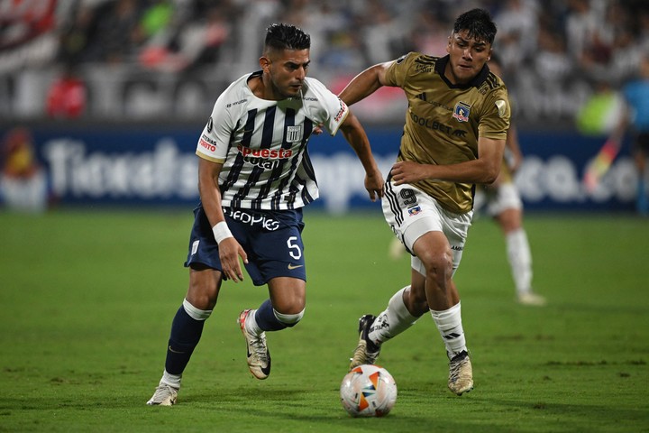 Carlos Zambrano, un ex Boca en Alianza Lima. Foto: ERNESTO BENAVIDES / AFP.