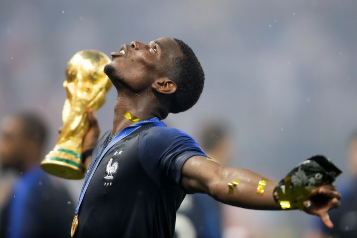 Paul Pogba con la Copa del Mundo en Rusia 2018. (AP Photo/Natacha Pisarenko)