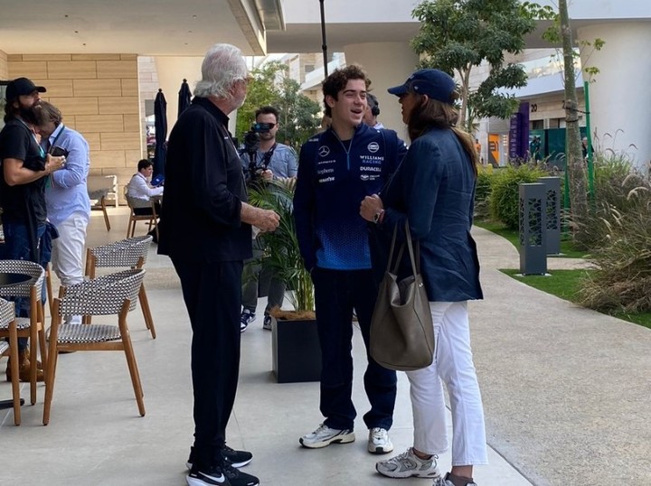 Franco Colapinto junto a su representante, Maria Catarineu, y Flavio Briatore, principal asesor de Alpine.