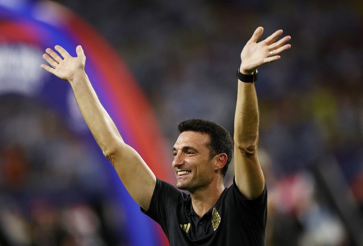 Lionel Scaloni, en lo más alto. Foto: REUTERS / Agustin Marcarian.