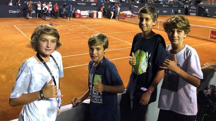 Fonseca (a la izquierda) como espectador en el Río Open. Foto Familia Fonseca/ATPTour.com