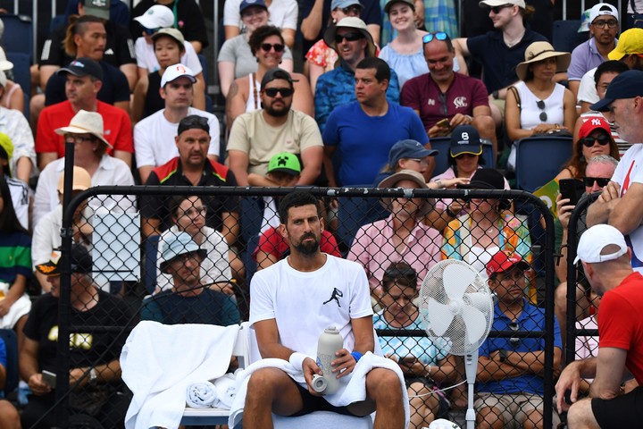 Novak Djokovic, durante un entrenamiento en Brisbane. Foto: EFE/EPA/JONO SEARLE 