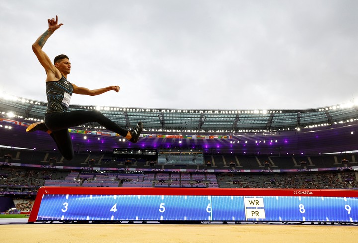 El salto hacia el oro de Impellizzeri en el Stade de France. Foto REUTERS/Carlos Garcia Rawlins