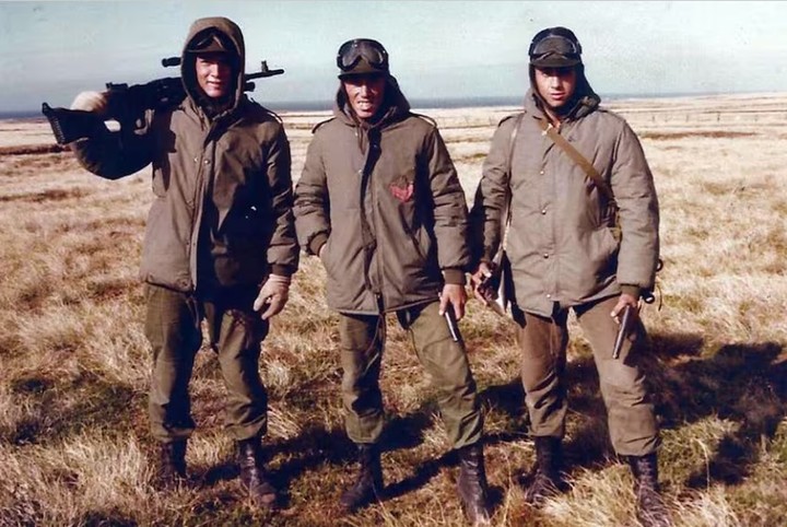 Omar De Felippe a la izquierda, junto a  José Torresín y Juan Fernández en la Guerra de Malvinas.