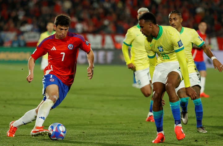 Gonzalo Tapia jugando para Chile en un partido de Eliminatorias frente a Brasil
Foto: EFE/ Elvis González