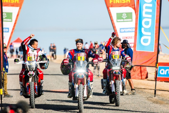 Yanbu (Saudi Arabia), 24/08/2023.- (L-R) Ross Branch of Botswana, Ricky Brabec of the US, and KEvin Benavides of Argentina celebrate after finishing the 2024 Rally Dakar, in Yanbu, Saudi Arabia, 19 January 2024. (Arabia Saudita) EFE/EPA/Aaron Wishart